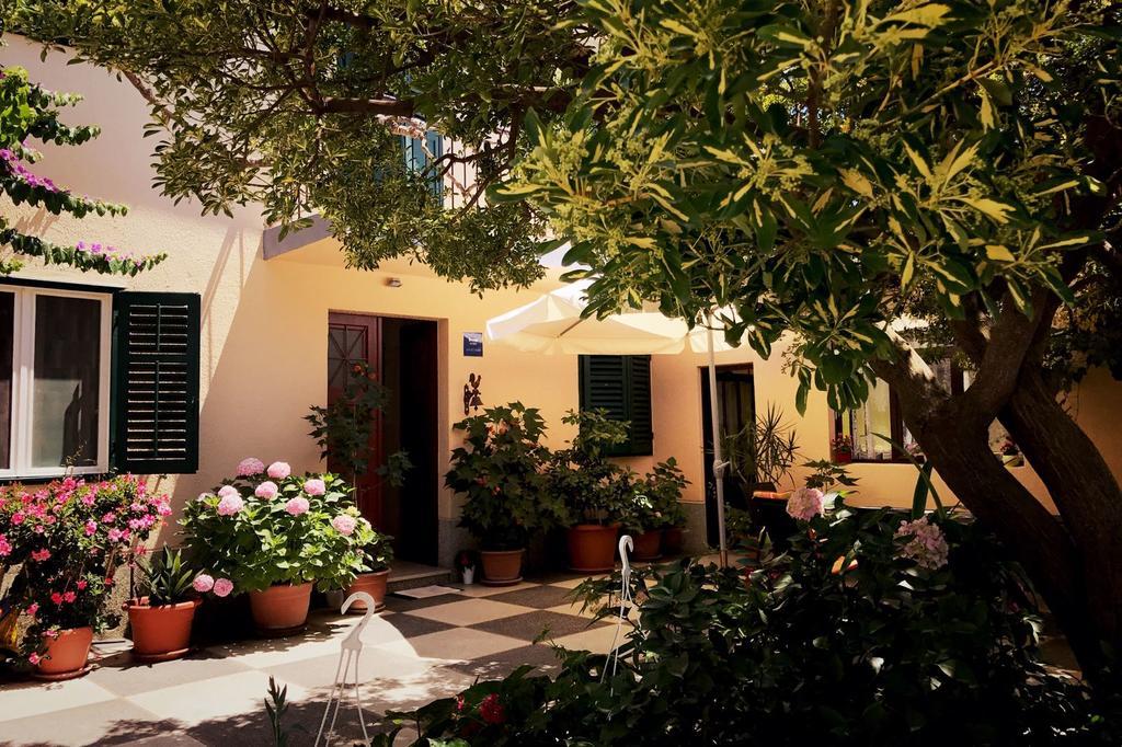 Apartments And Rooms Tomas Podstrana Exterior photo